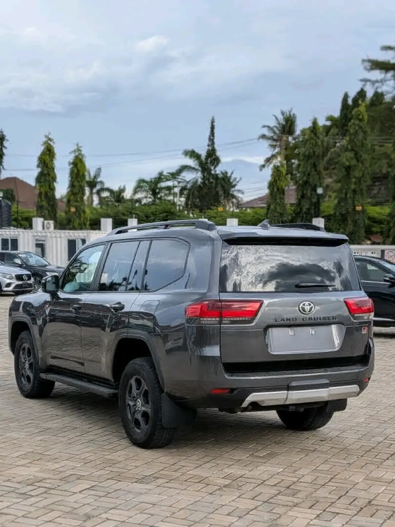 2024 Toyota Land Cruiser 300 GR Sport thumbnail 3
