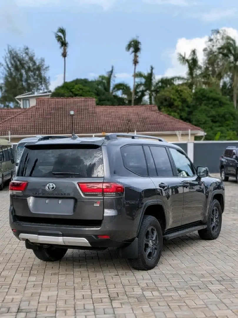 2024 Toyota Land Cruiser 300 GR Sport thumbnail 4