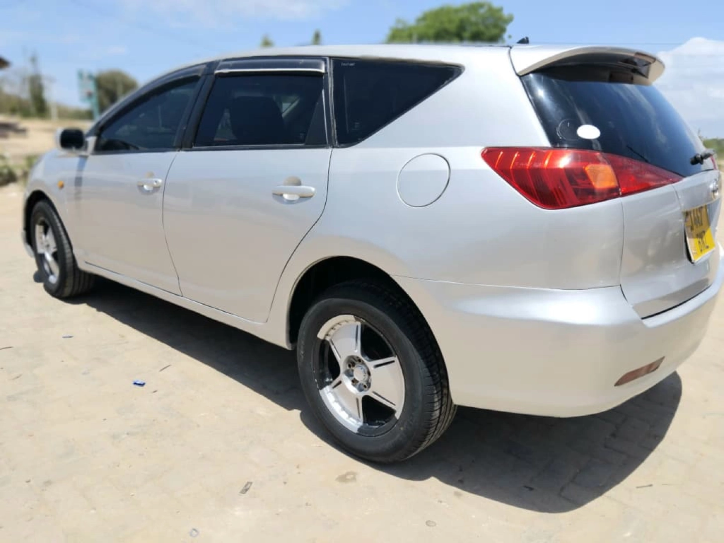 Toyota Caldina BNZ Silver Sedan thumbnail 4