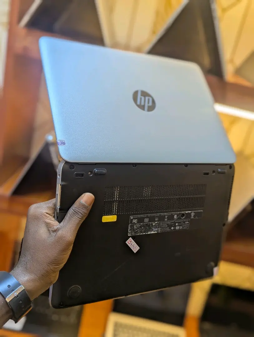 HP EliteBook 820 G3 Laptop (i5, 8GB RAM) thumbnail 2