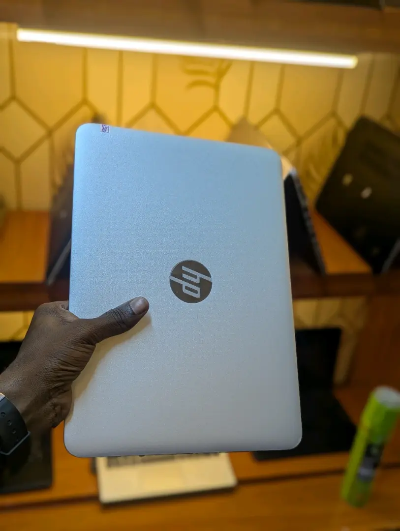 HP EliteBook 820 G3 Laptop (i5, 8GB RAM) thumbnail 3
