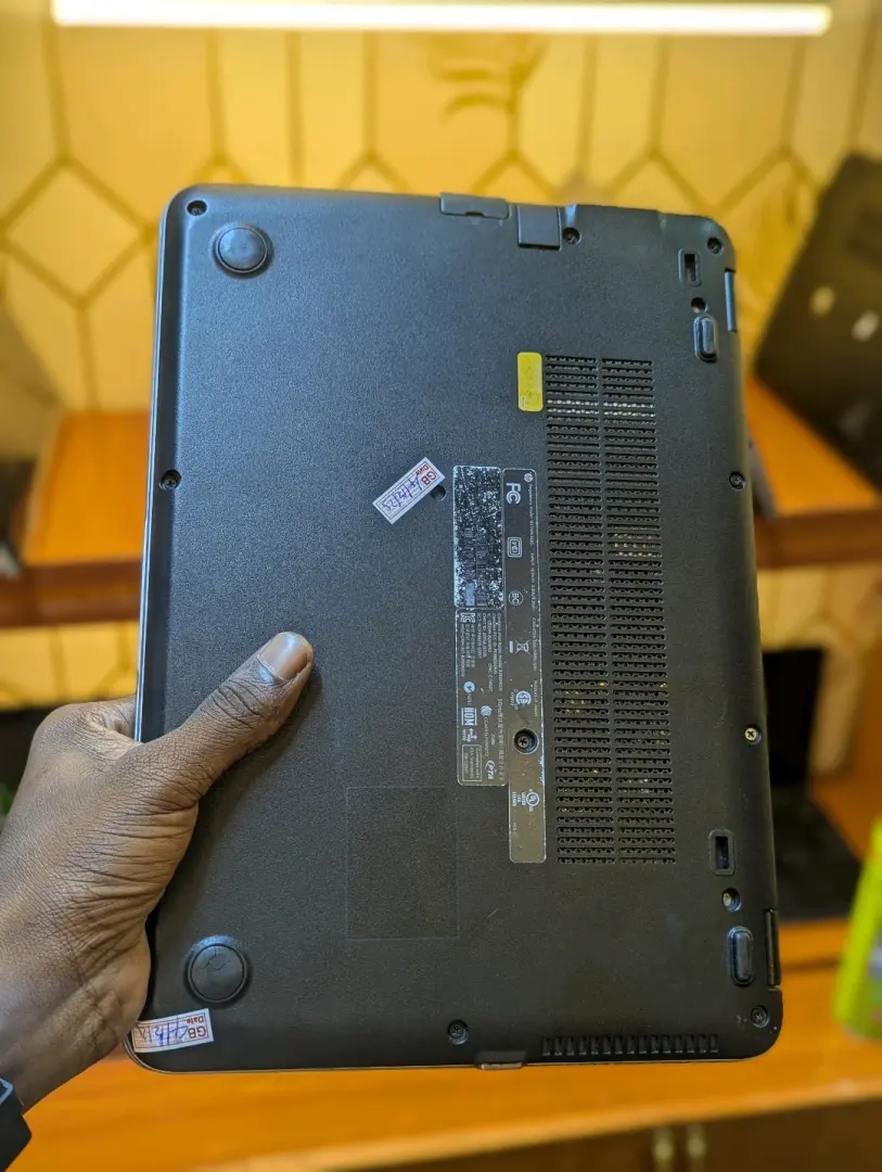 HP EliteBook 820 G3 Laptop (i5, 8GB RAM) thumbnail 4