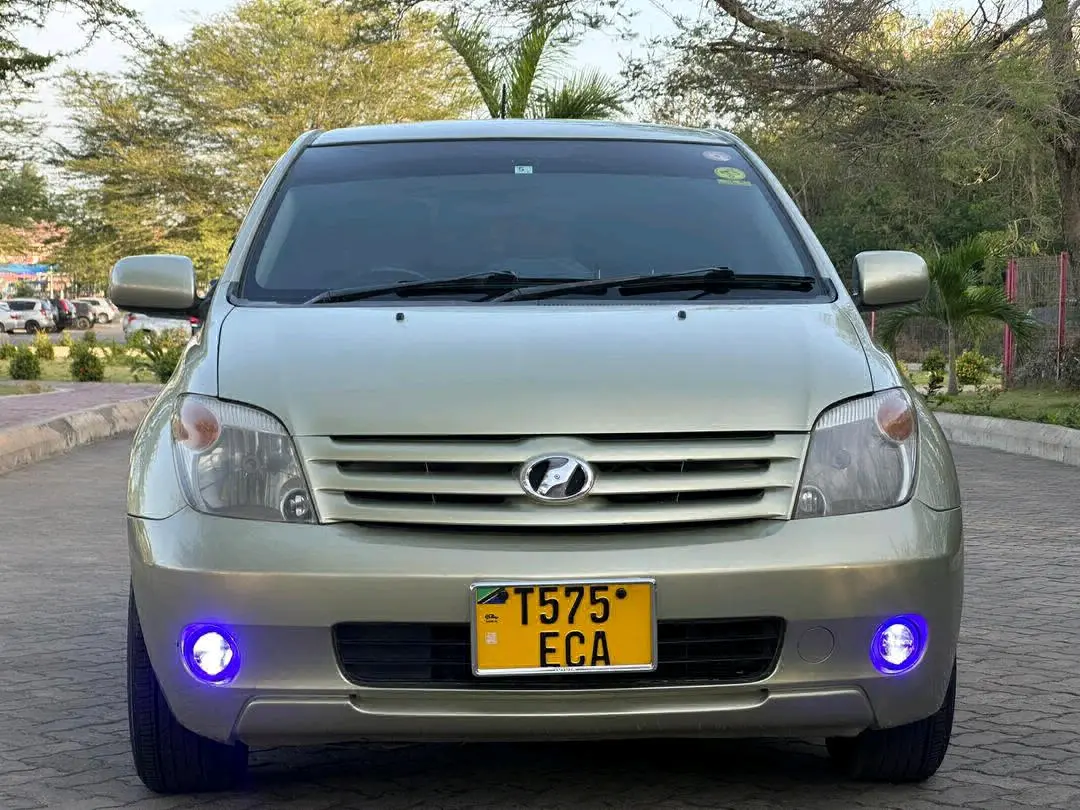 Toyota Ist 2005 Gold, Automatic, Low Mileage