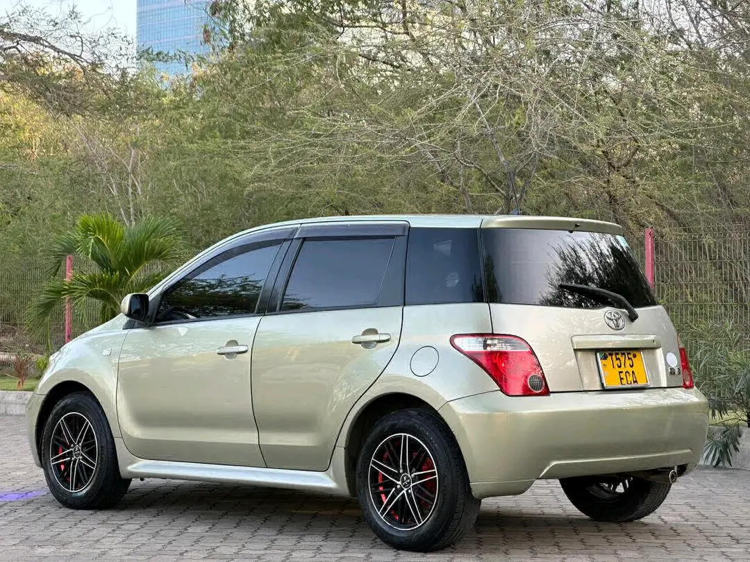Toyota Ist 2005 Gold, Automatic, Low Mileage thumbnail 2