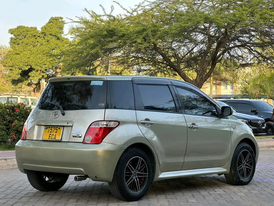 Toyota Ist 2005 Gold, Automatic, Low Mileage thumbnail 3