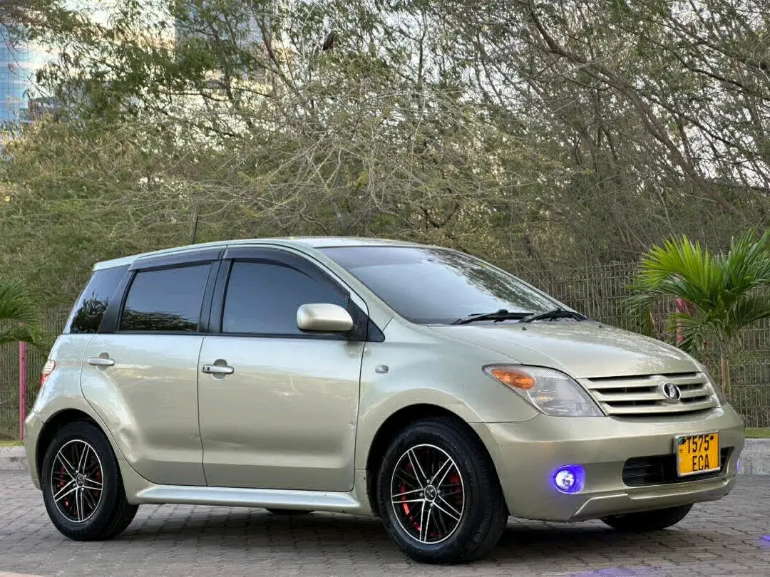 Toyota Ist 2005 Gold, Automatic, Low Mileage thumbnail 4