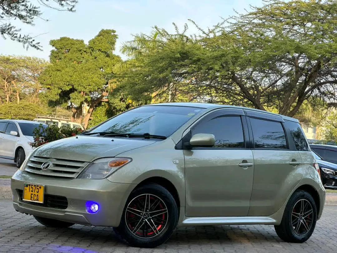 Toyota Ist 2005 Gold, Automatic, Low Mileage thumbnail 7