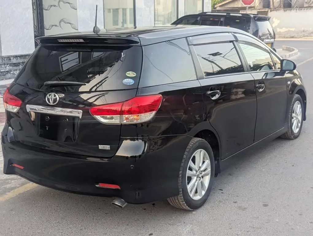 Toyota Wish 2010/11 thumbnail 3