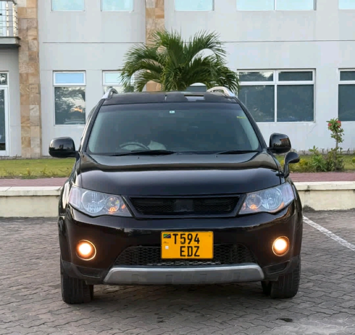 Black Mitsubishi Outlander SUV 2008