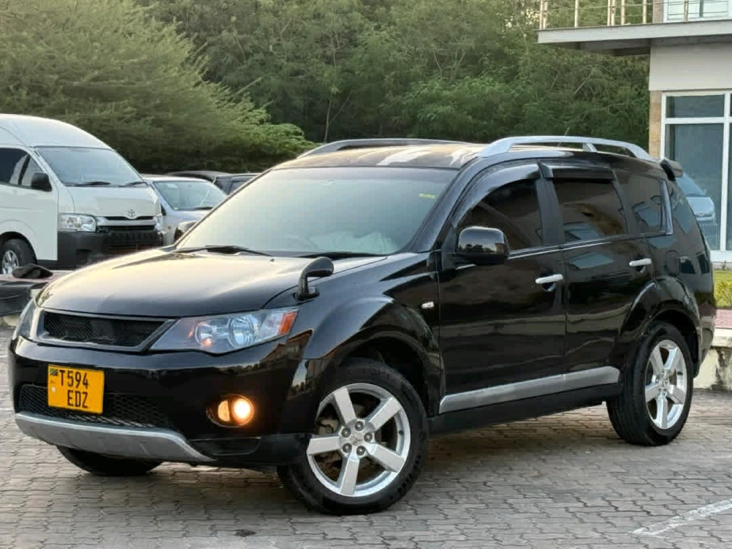 Black Mitsubishi Outlander SUV 2008 thumbnail 2