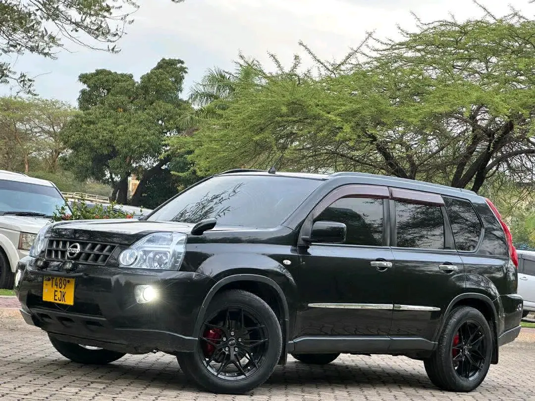 Nissan X-Trail SUV thumbnail 2