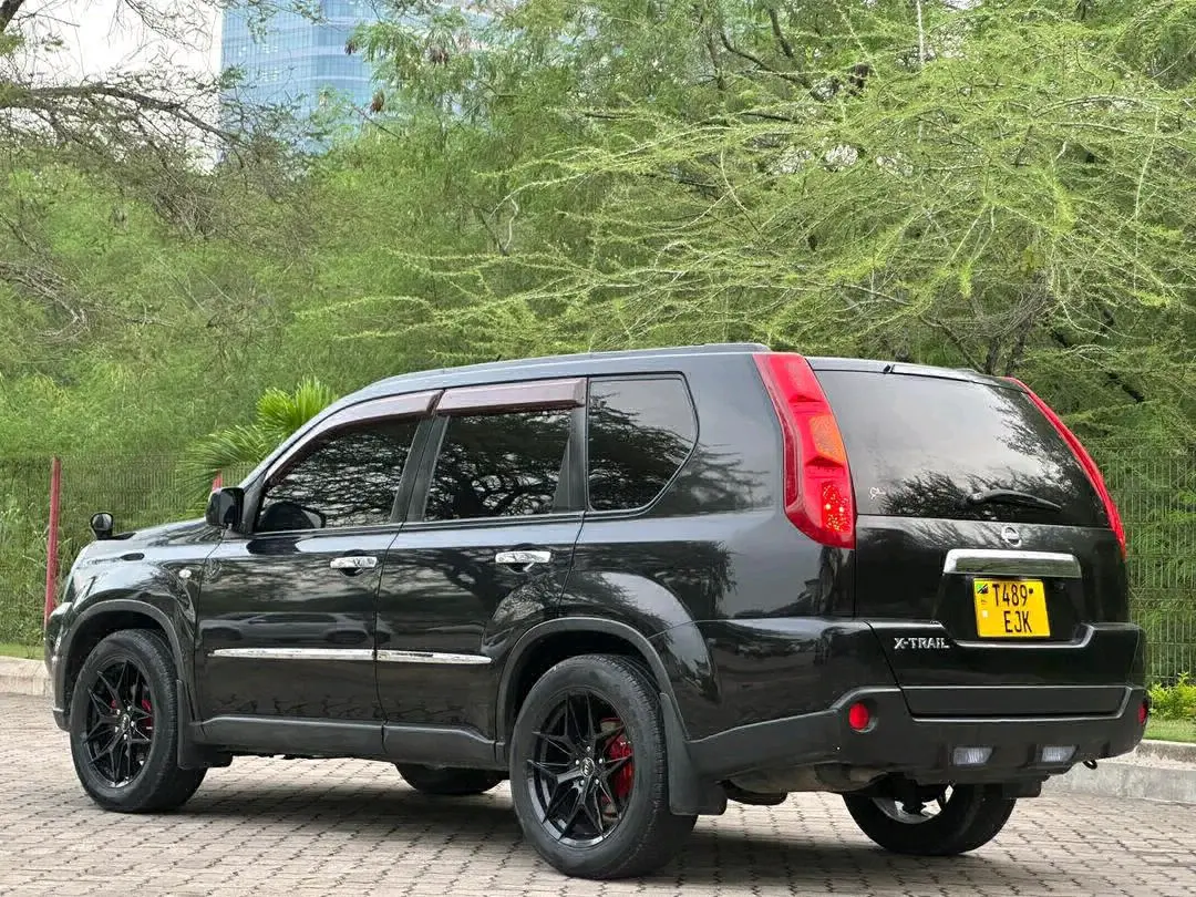 Nissan X-Trail SUV thumbnail 4