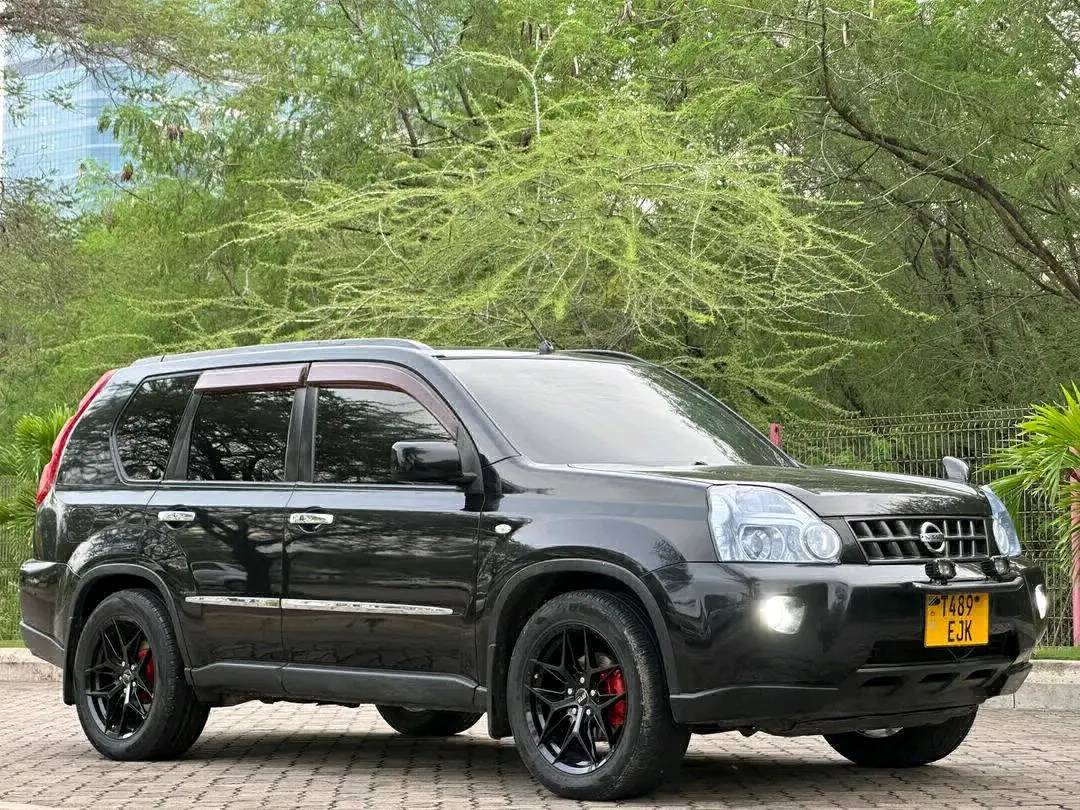 Nissan X-Trail SUV thumbnail 5