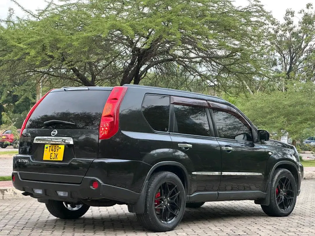 Nissan X-Trail SUV thumbnail 8
