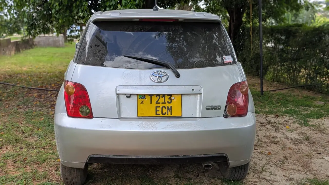 Toyota Ist Silver thumbnail 3