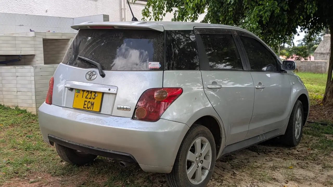 Toyota Ist Silver thumbnail 4