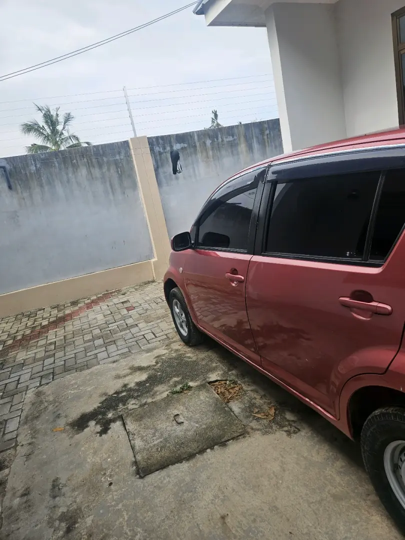 Toyota Passo Hatchback Pink/Maroon thumbnail 2