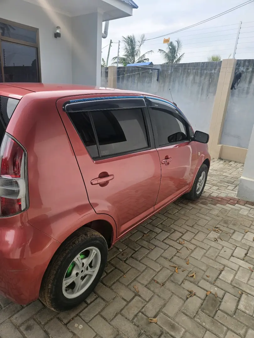 Toyota Passo Hatchback Pink/Maroon thumbnail 3