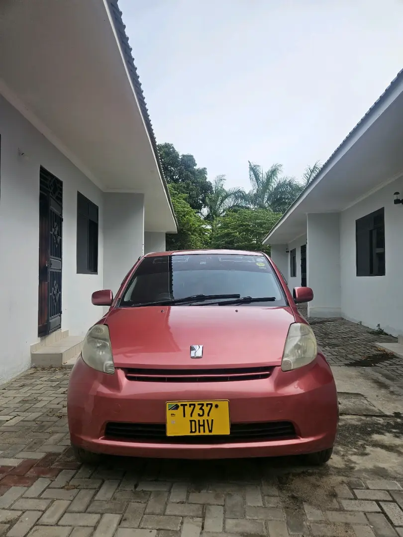 Toyota Passo Hatchback Pink/Maroon thumbnail 4