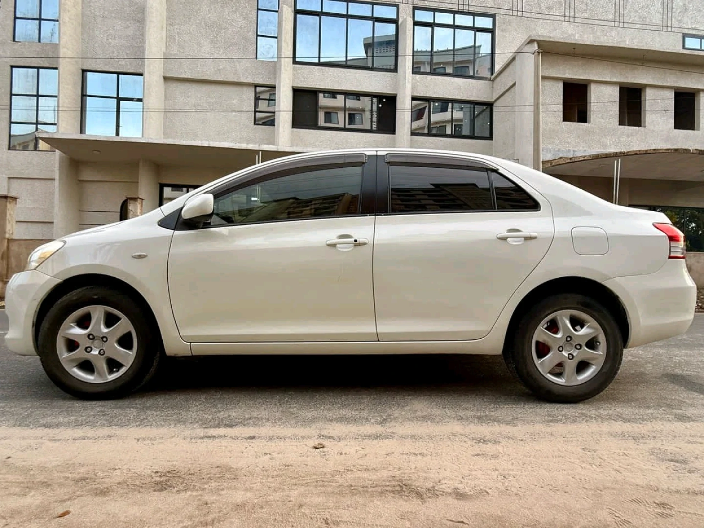 Toyota Belta 2007 Pearl White, 1290cc thumbnail 4