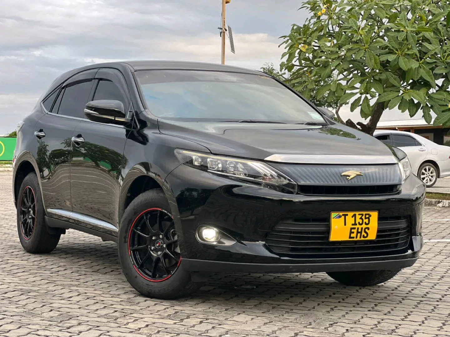 Toyota Harrier 2017 Black SUV thumbnail 2