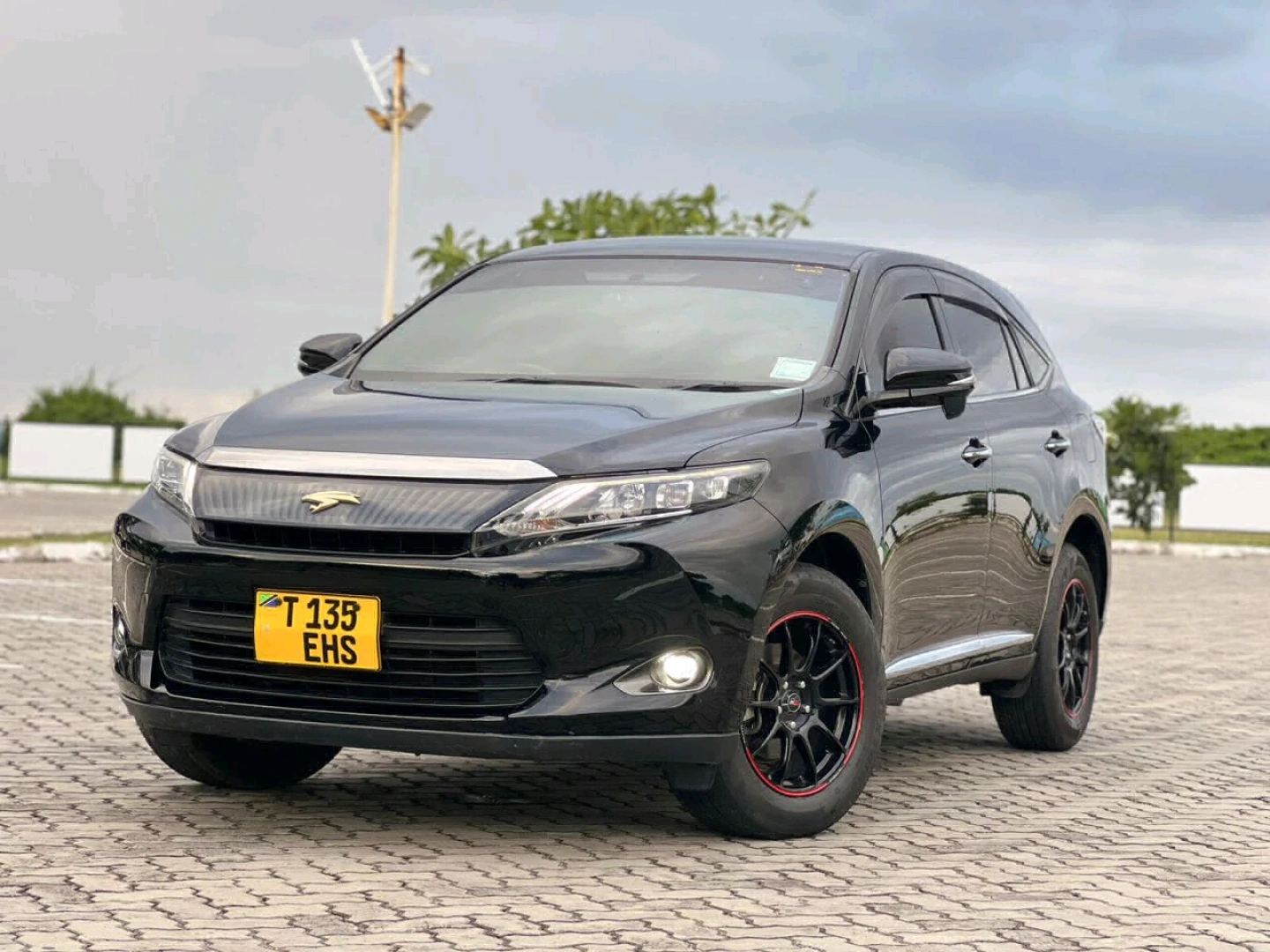 Toyota Harrier 2017 Black SUV thumbnail 3