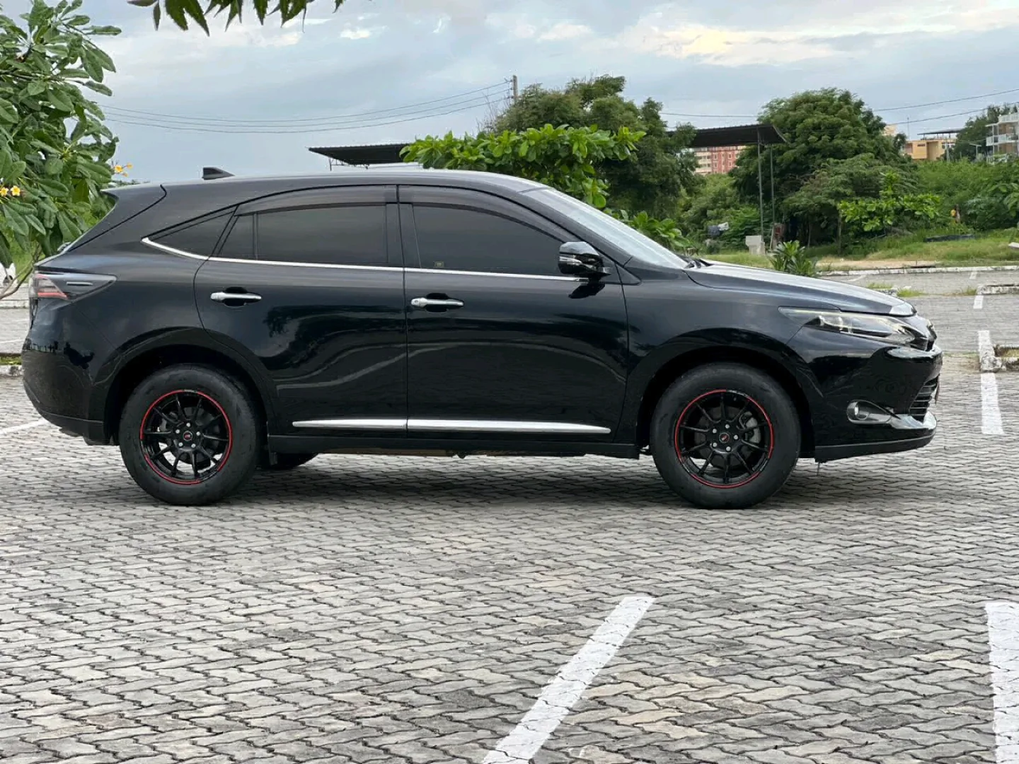 Toyota Harrier 2017 Black SUV thumbnail 4