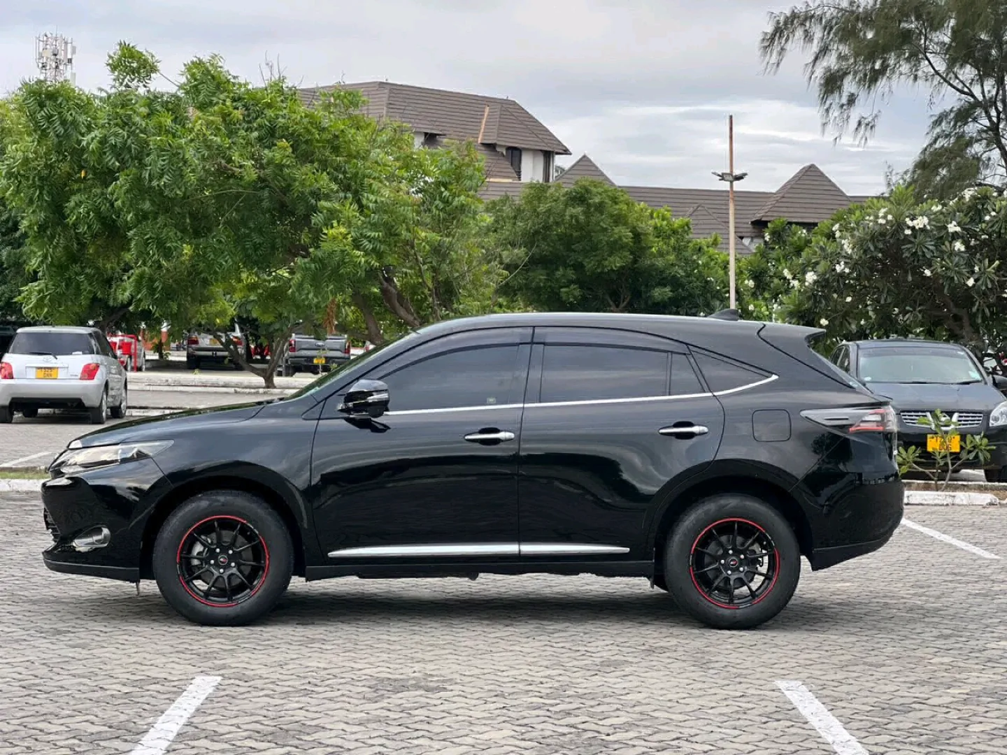 Toyota Harrier 2017 Black SUV thumbnail 5