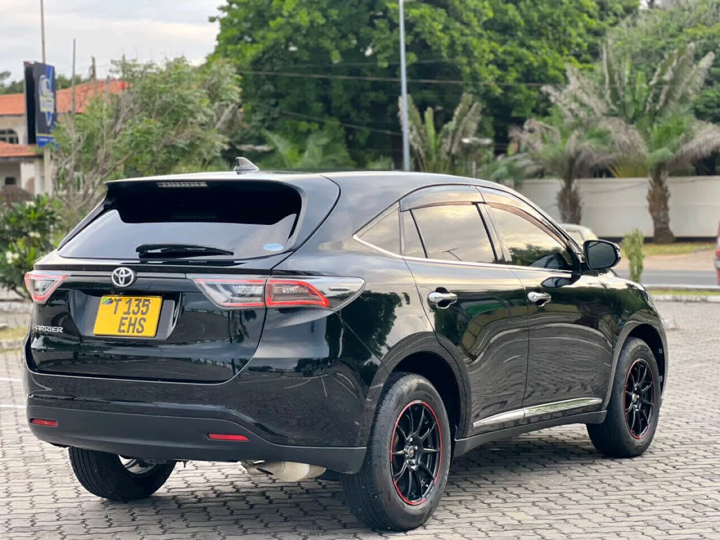 Toyota Harrier 2017 Black SUV thumbnail 6