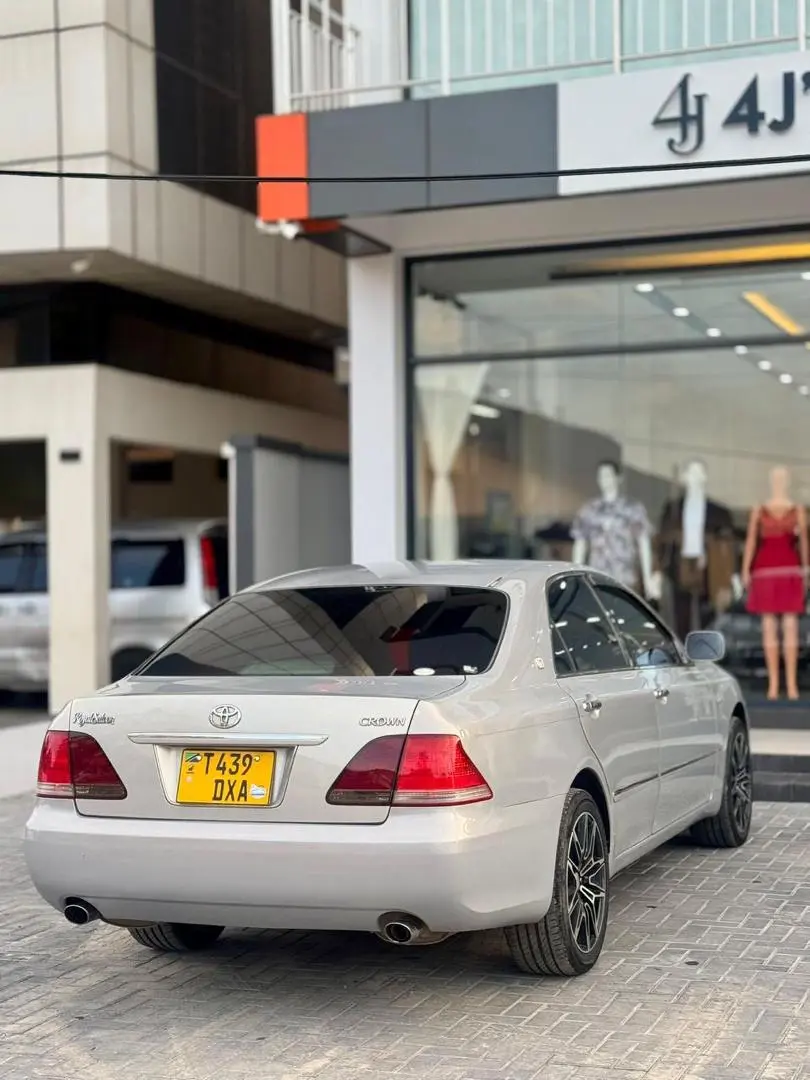 Toyota Crown Royal Saloon thumbnail 2