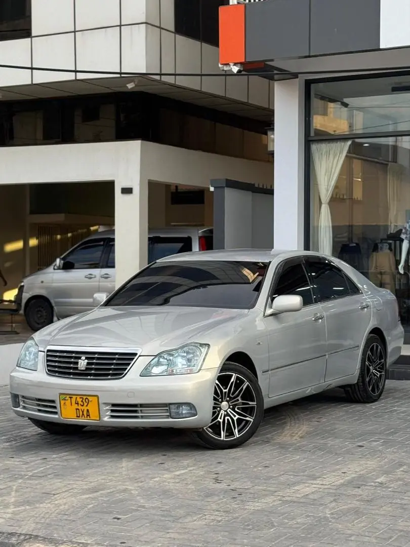 Toyota Crown Royal Saloon thumbnail 5
