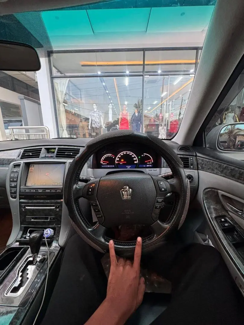 Toyota Crown Royal Saloon thumbnail 6