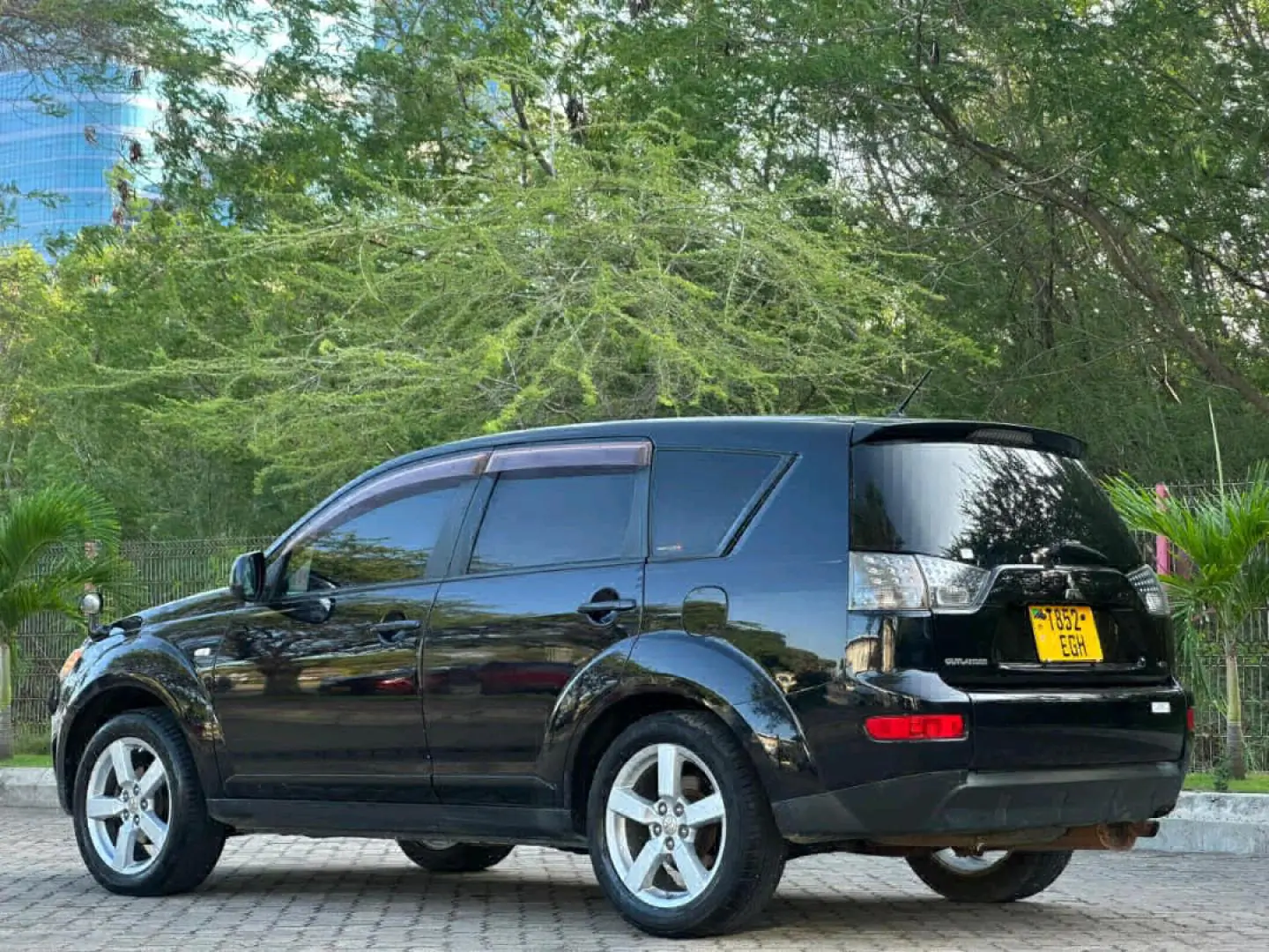 2009 Black Mitsubishi Outlander thumbnail 4