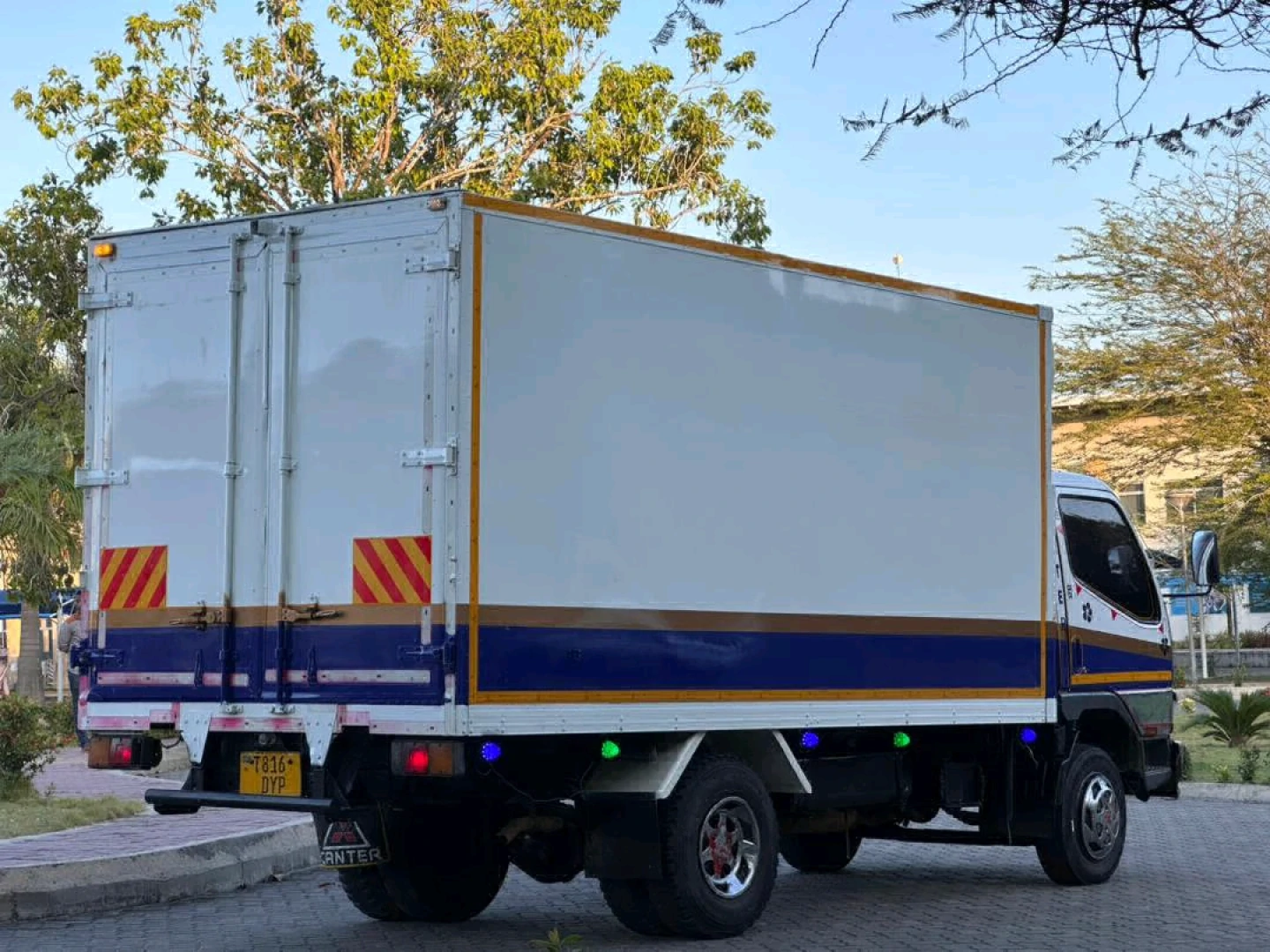 Used Mitsubishi Canter Box Truck 1999 (4869cc) thumbnail 4