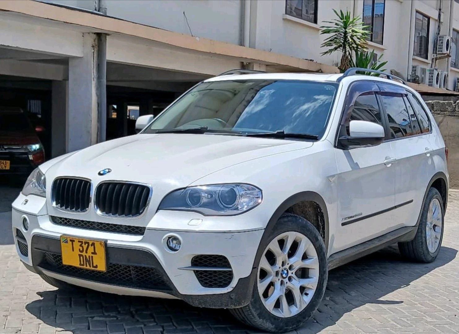 BMW X5 SUV 2014 Diesel with Sunroof thumbnail 4
