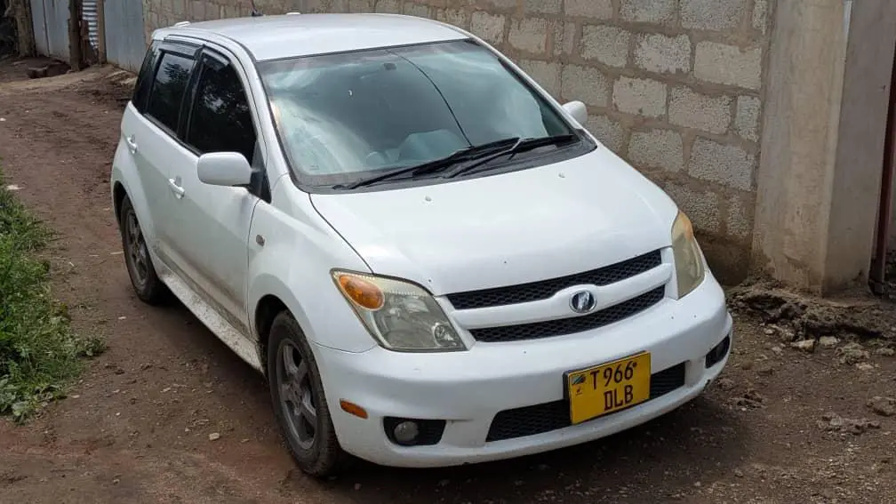 Toyota Ist DQC White for Sale thumbnail 2