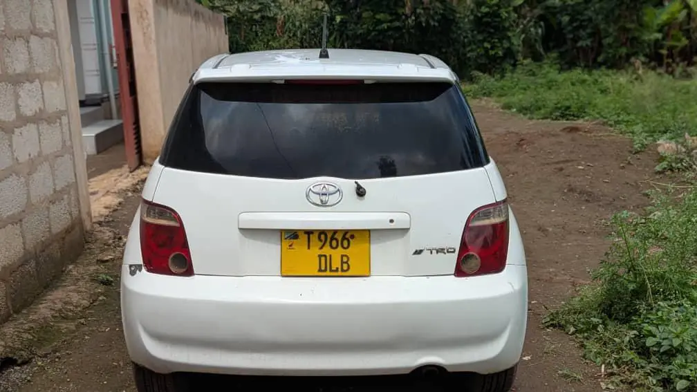 Toyota Ist DQC White for Sale thumbnail 3
