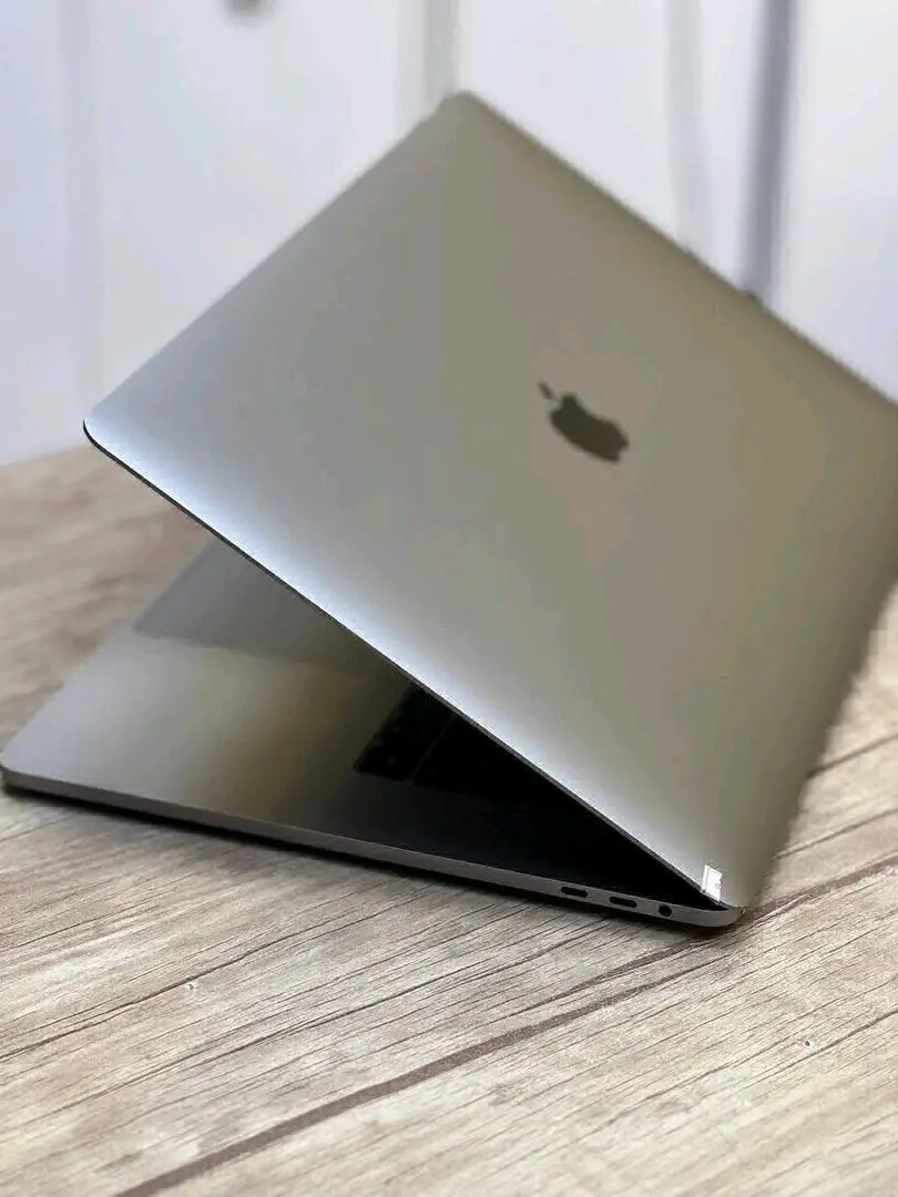 MacBook Pro 2017 13-inch i5, 8GB RAM, 512GB SSD thumbnail 4