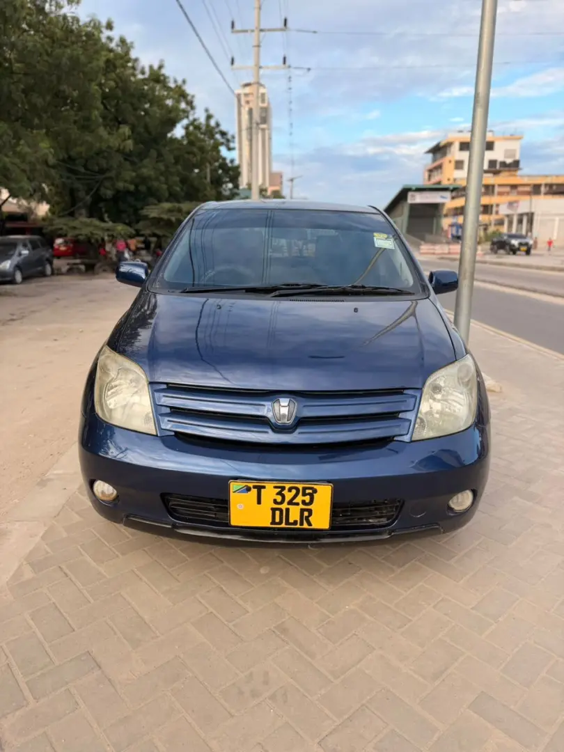 Toyota Ist 2004 (DLR) thumbnail 3