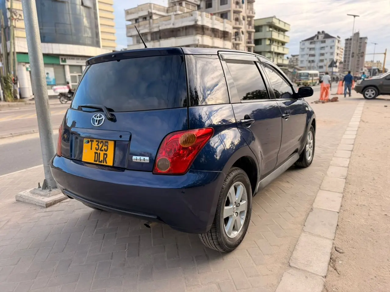 Toyota Ist 2004 (DLR) thumbnail 4