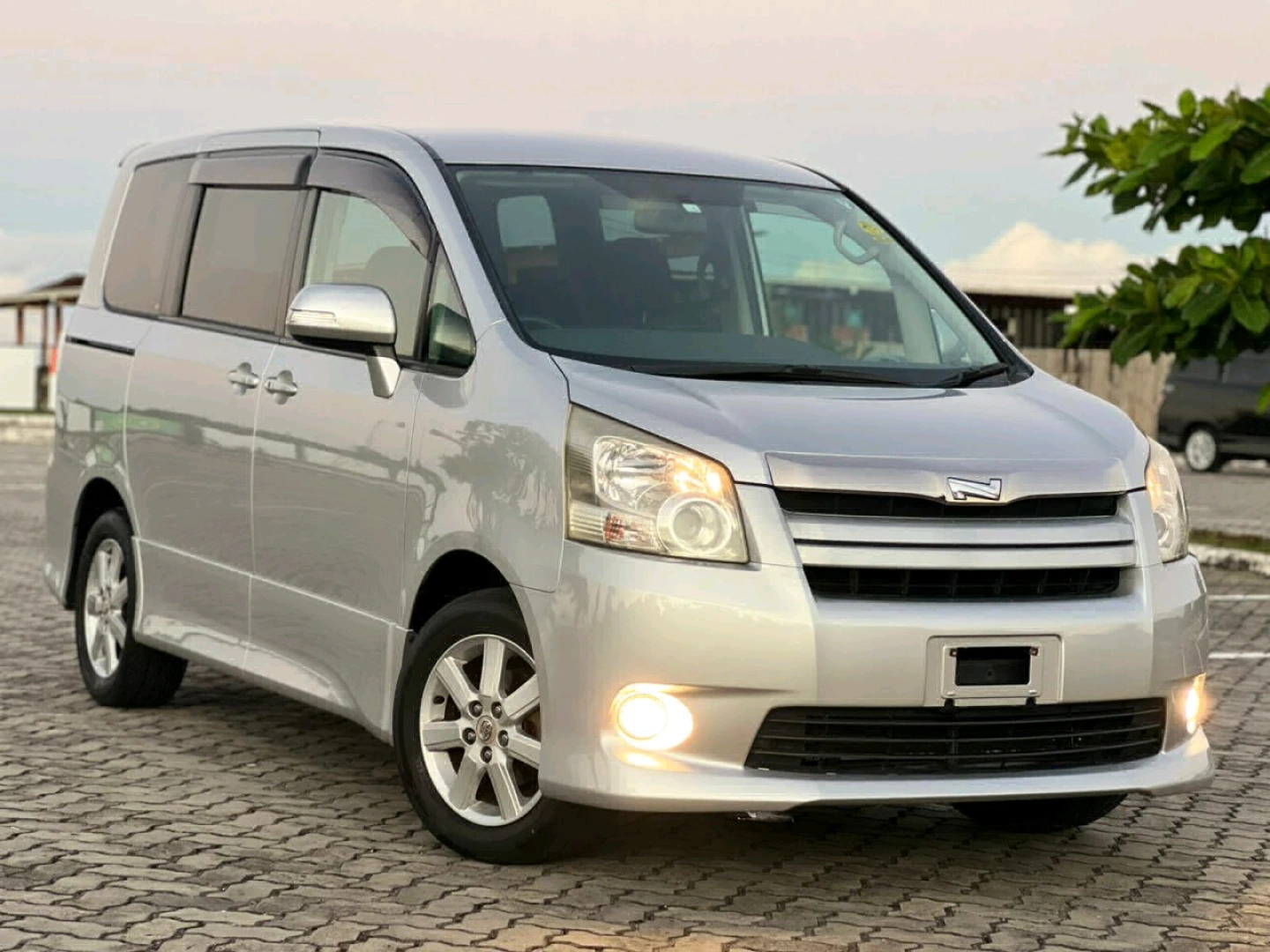 Toyota Noah 2008 Minivan Silver