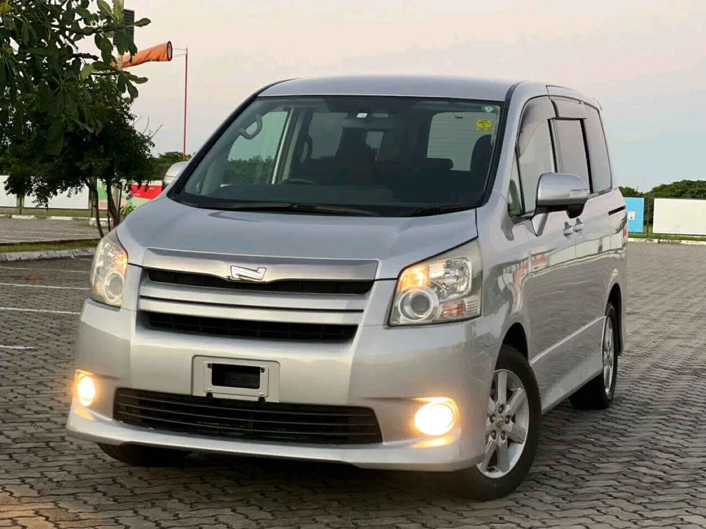 Toyota Noah 2008 Minivan Silver thumbnail 2