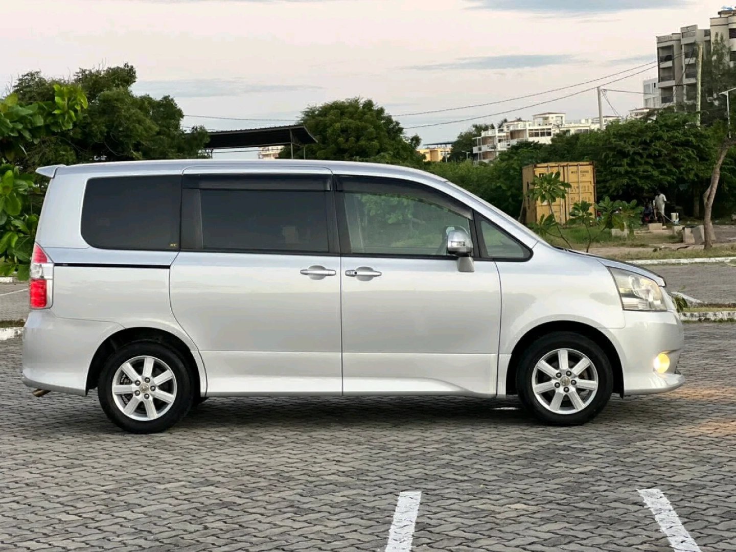 Toyota Noah 2008 Minivan Silver thumbnail 3