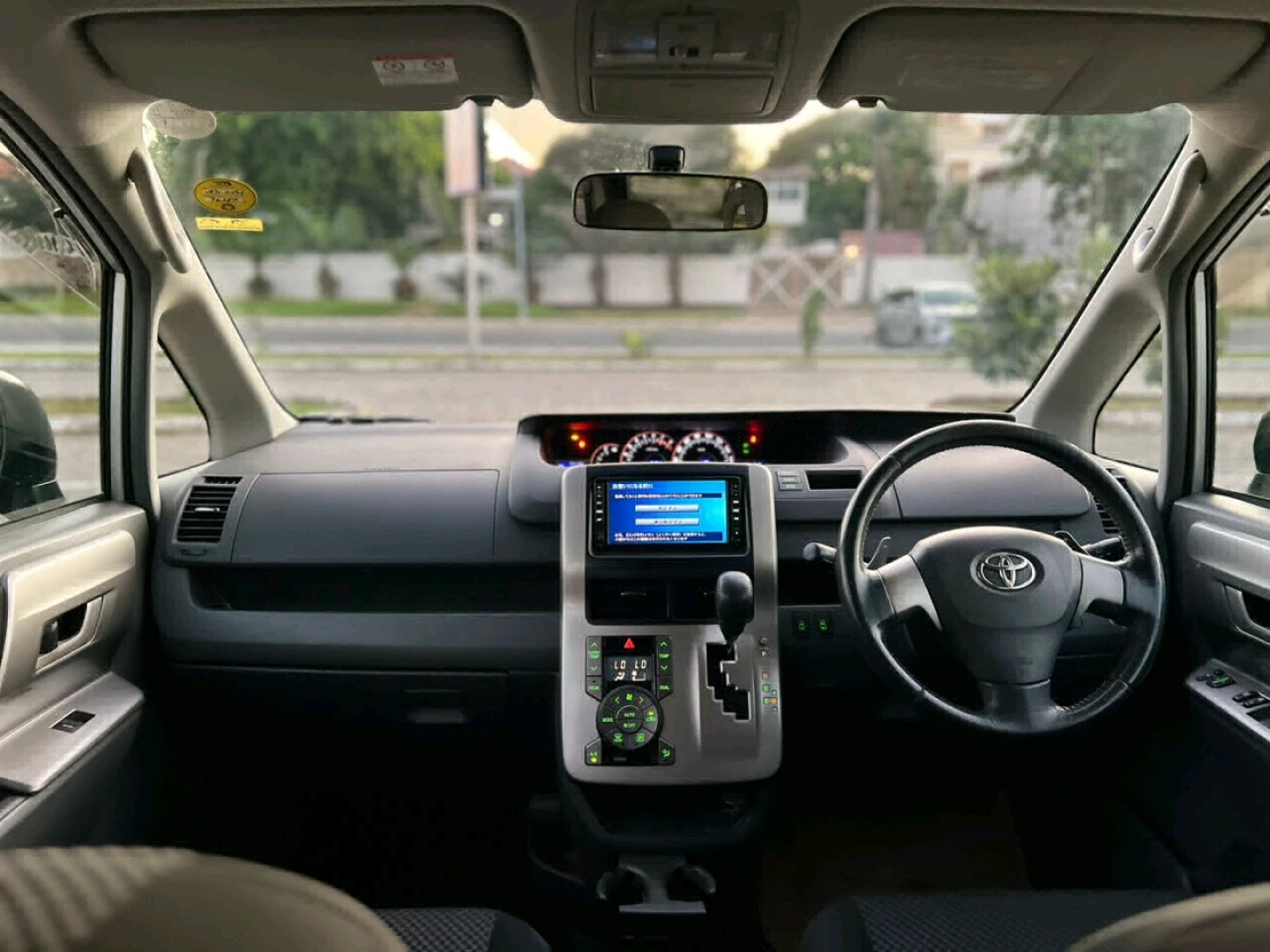 Toyota Noah 2008 Minivan Silver thumbnail 4