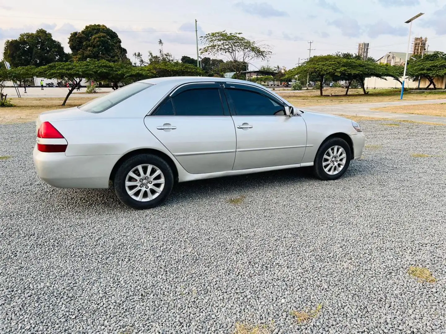 Toyota Mark II Grande DFY Sedan thumbnail 2