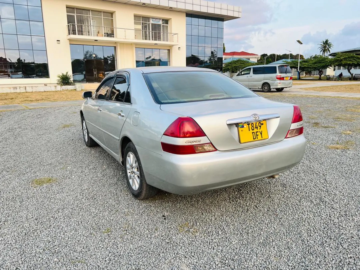 Toyota Mark II Grande DFY Sedan thumbnail 6