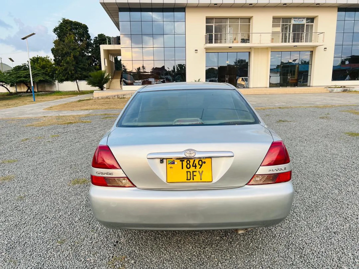 Toyota Mark II Grande DFY Sedan thumbnail 8