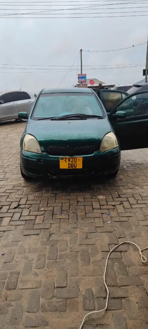 Toyota Vitz Gari Inauzwa