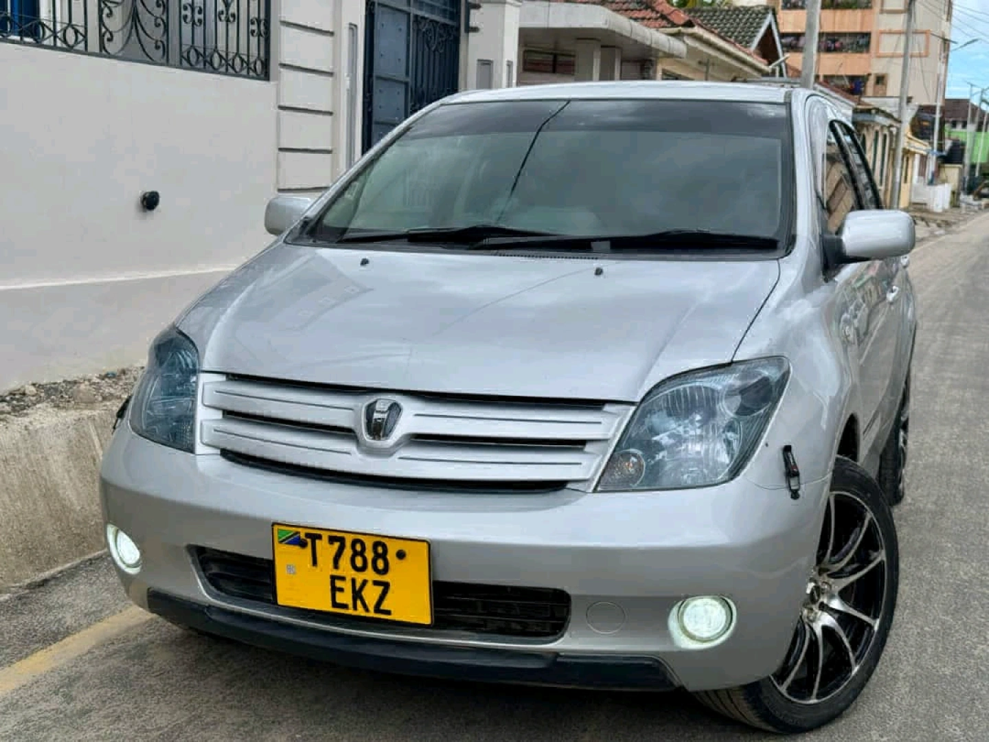 Toyota Ist Silver Car T788 EKZ