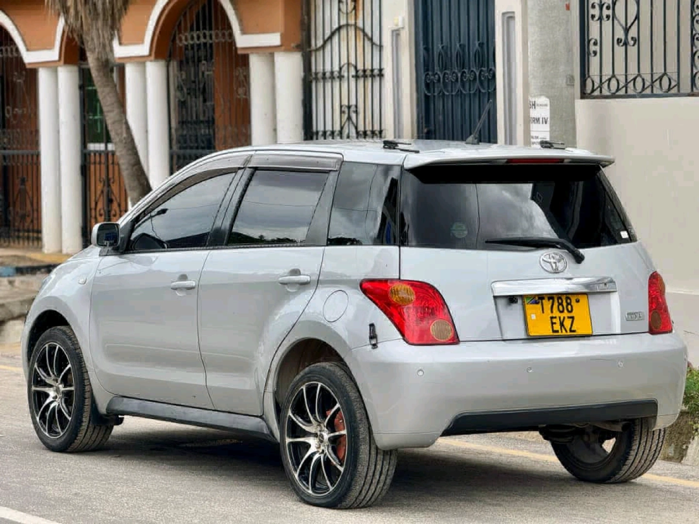 Toyota Ist Silver Car T788 EKZ thumbnail 2